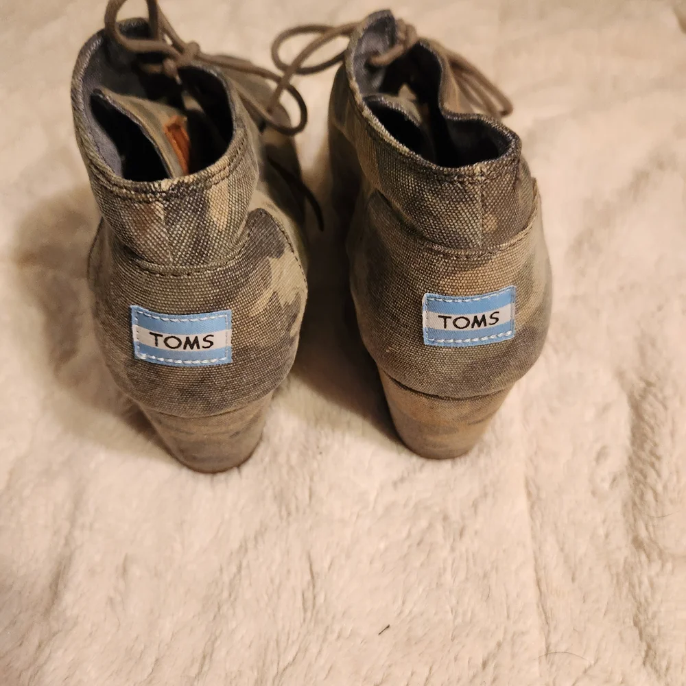Toms step out